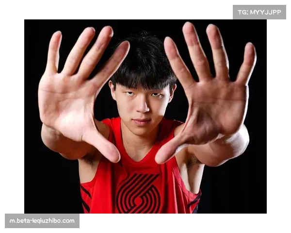 杨瀚森谈适应开拓者快节奏：训练中强化冲篮下内线进攻